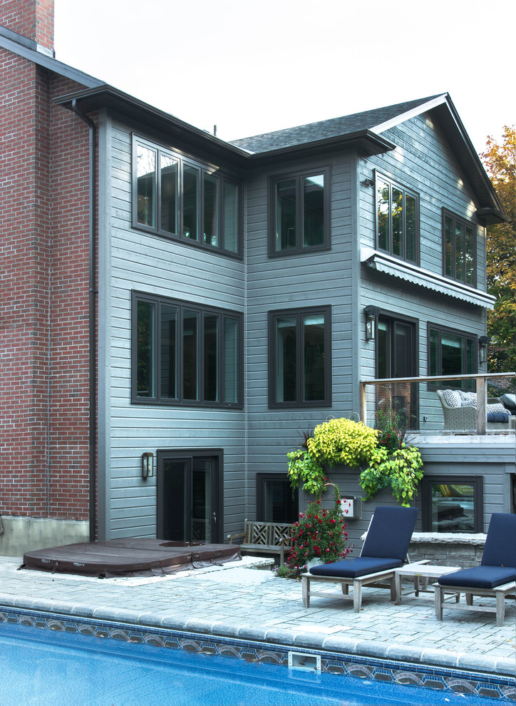 Exemple d'une grande façade de maison grise chic en bois à deux étages et plus.