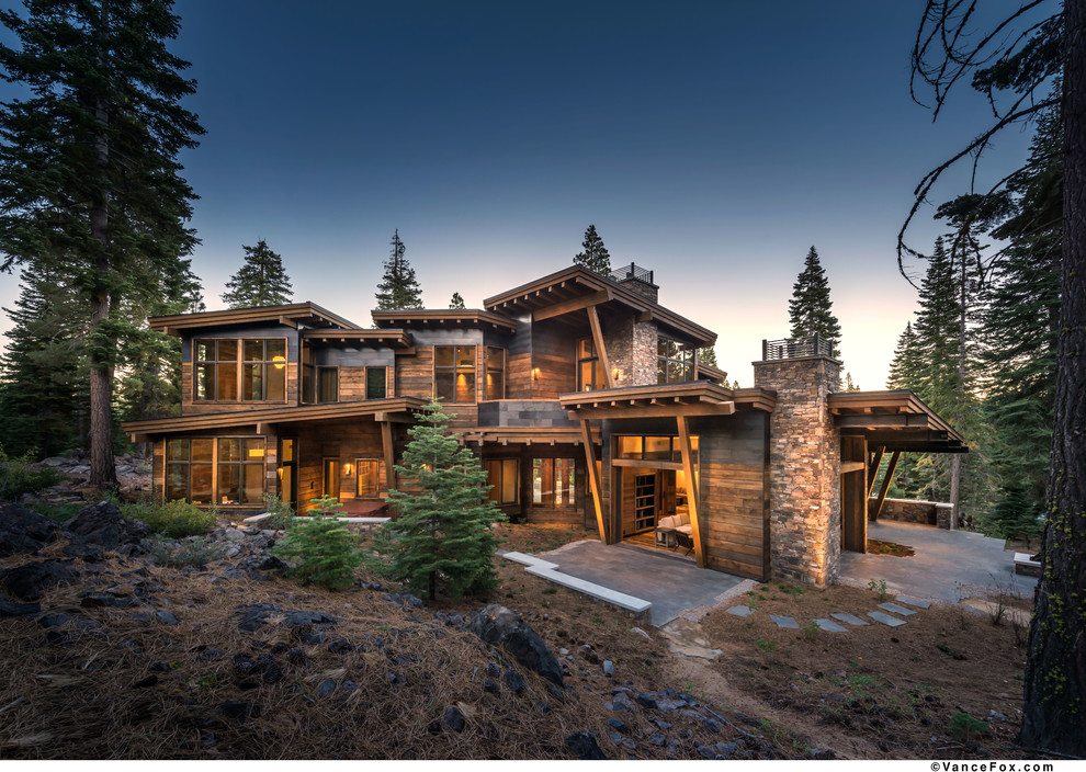 Идея дизайна: огромный, двухэтажный, деревянный, коричневый дом в стиле рустика с плоской крышей