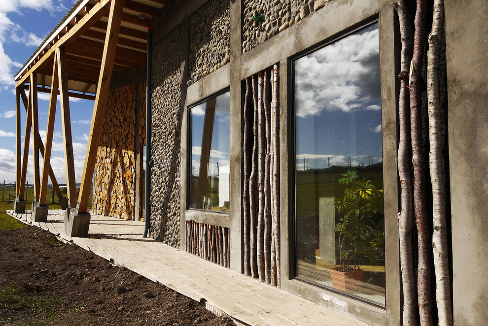 Réalisation d'une façade de maison minimaliste en bois de taille moyenne et de plain-pied.