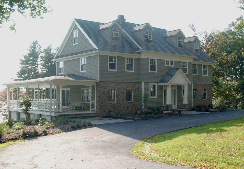 Ejemplo de fachada gris tradicional de tamaño medio de tres plantas con tejado a dos aguas y revestimientos combinados