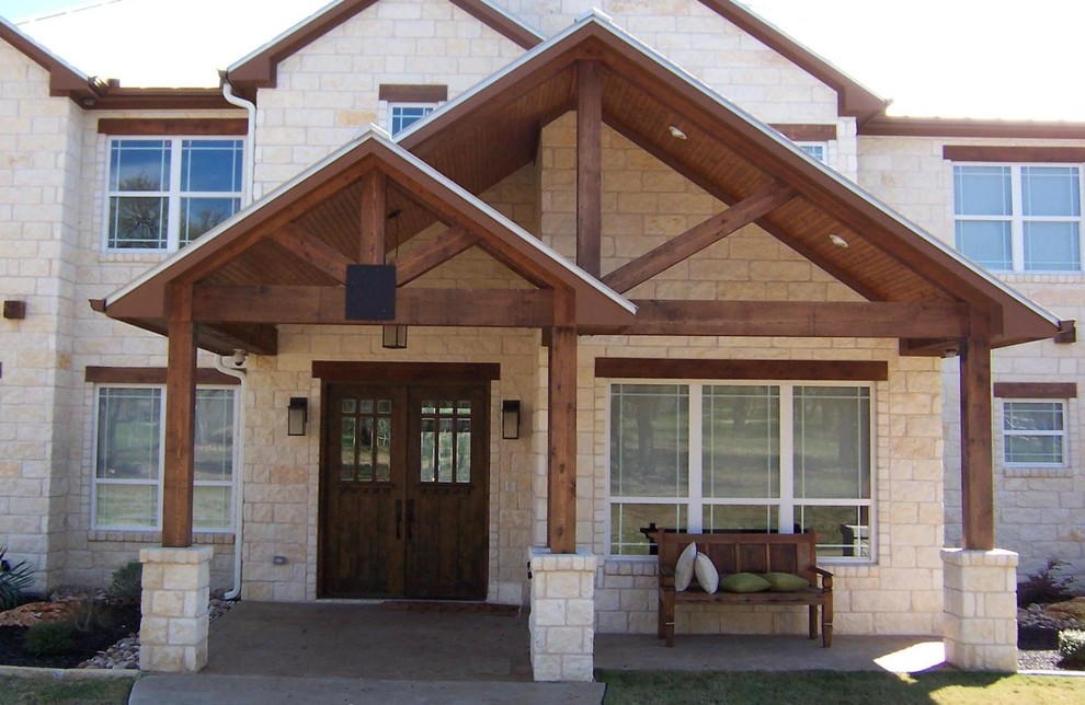 Mittelgroßes, Zweistöckiges Uriges Einfamilienhaus mit Steinfassade, beiger Fassadenfarbe, Satteldach und Schindeldach in Austin