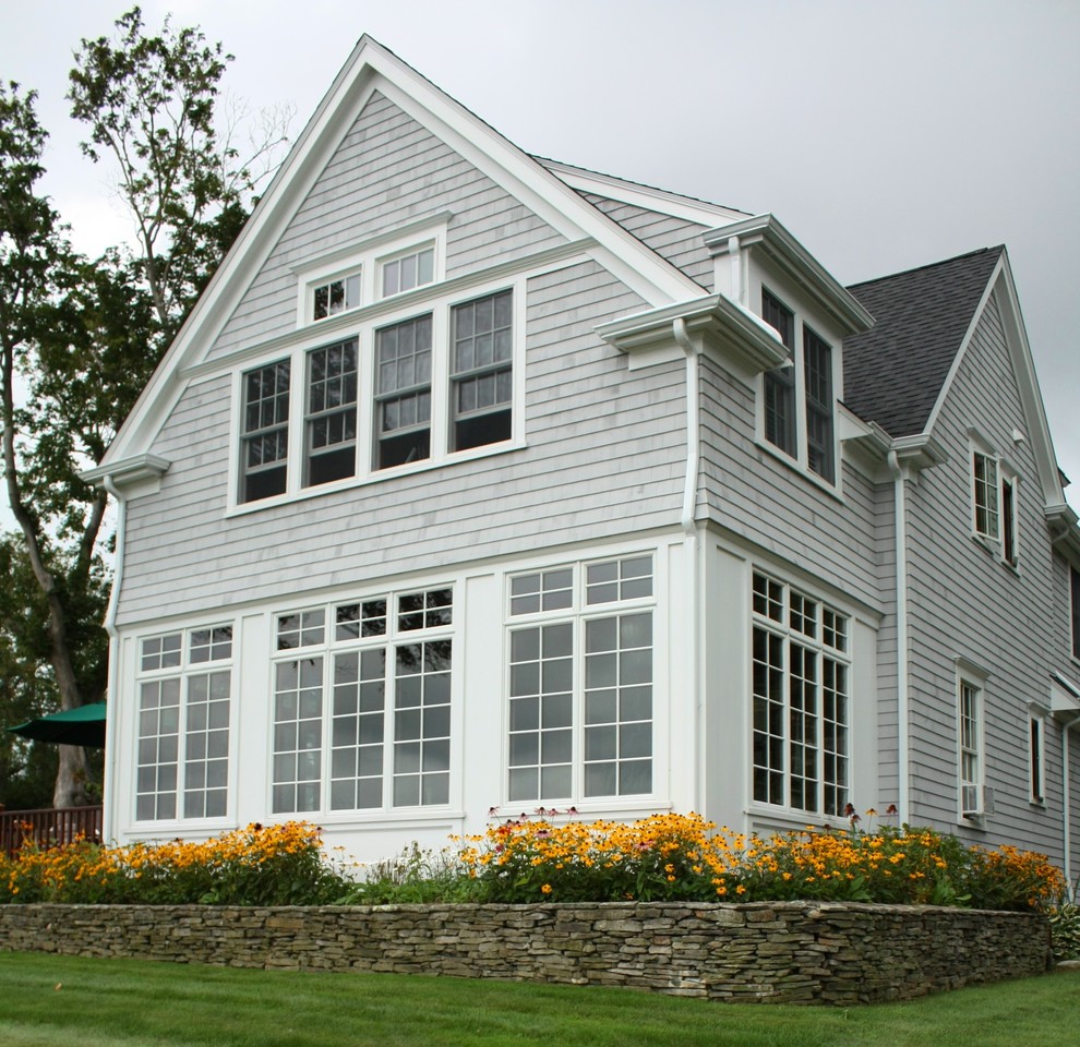 Immagine della facciata di una casa grigia classica a due piani di medie dimensioni con rivestimento in legno e tetto a capanna