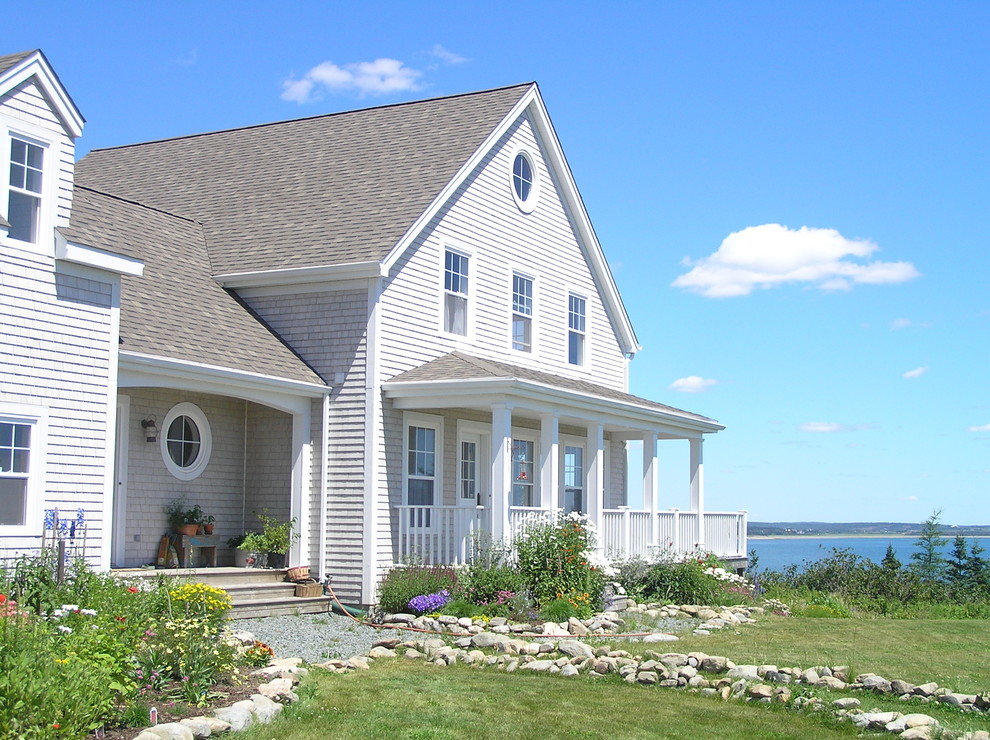 Esempio della facciata di una casa stile marinaro a due piani