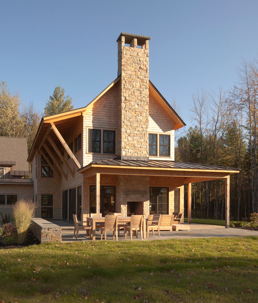 Ispirazione per la facciata di una casa country a due piani con rivestimento in legno