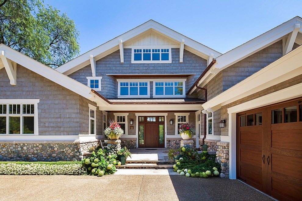 Foto de fachada de casa beige de estilo americano grande de tres plantas con revestimientos combinados, tejado a dos aguas y tejado de teja de madera