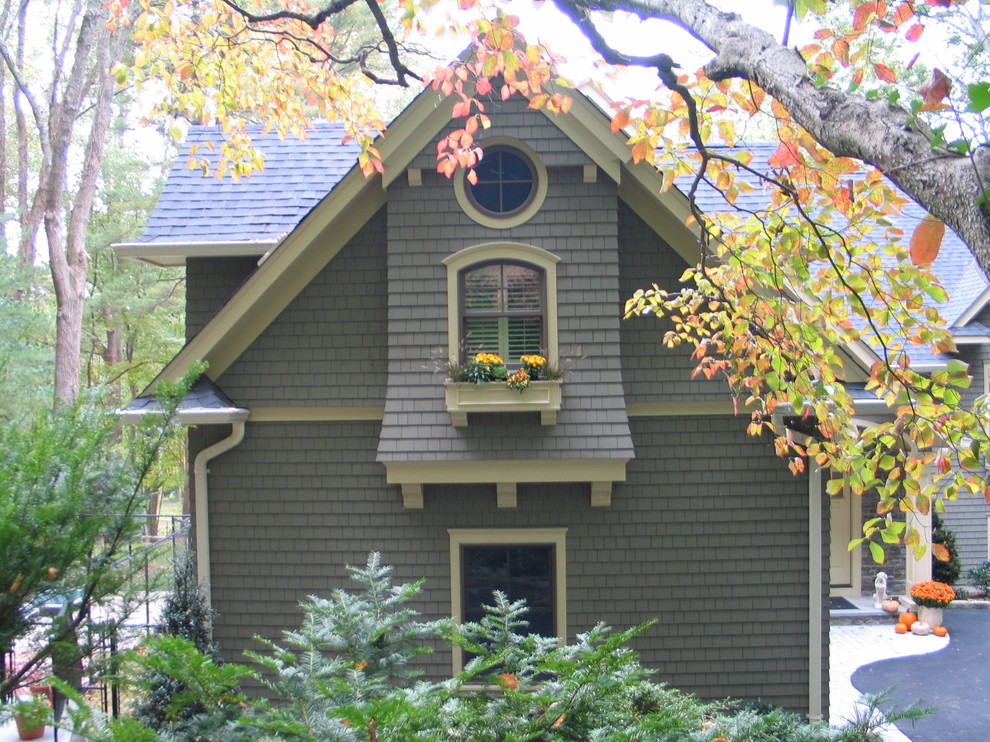 Стильный дизайн: двухэтажный, деревянный, серый дом в стиле кантри с двускатной крышей - последний тренд