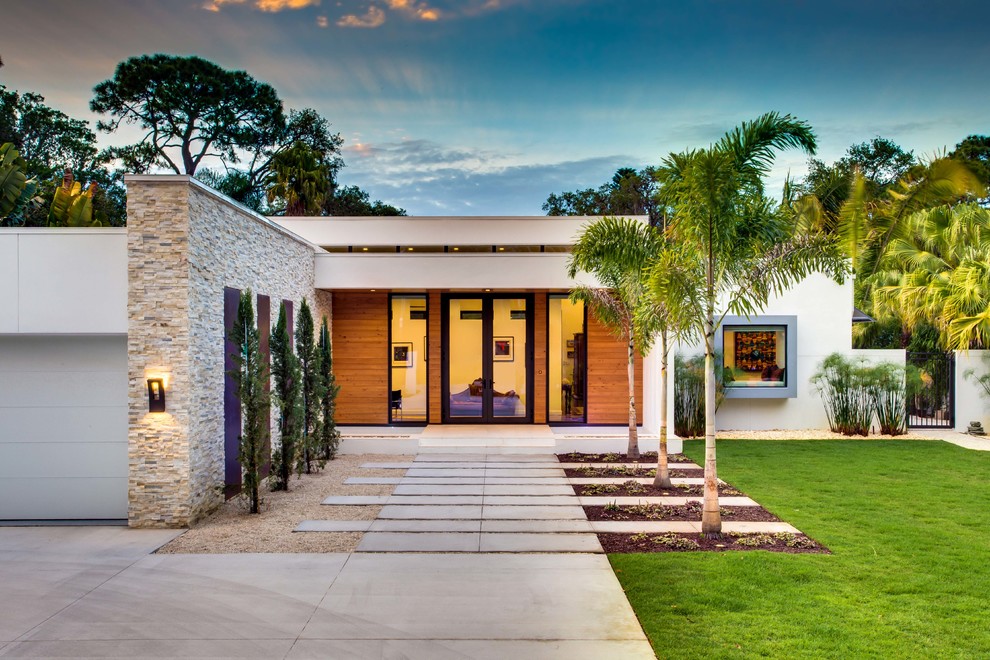 Einstöckiges Modernes Haus mit Mix-Fassade, weißer Fassadenfarbe und Flachdach in Tampa