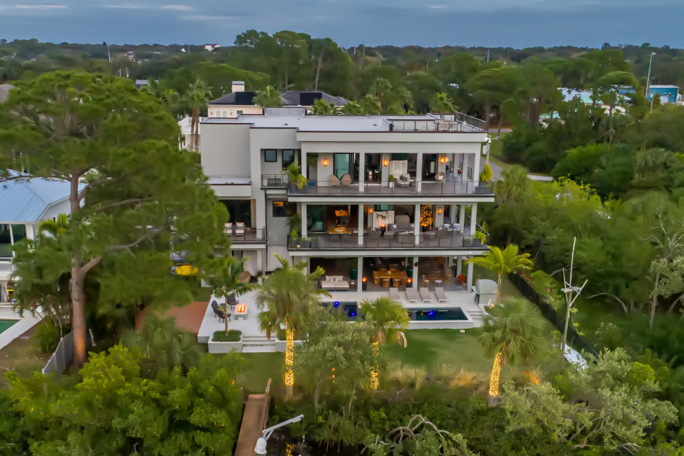 Großes, Zweistöckiges Modernes Einfamilienhaus mit Mix-Fassade und Flachdach in Tampa
