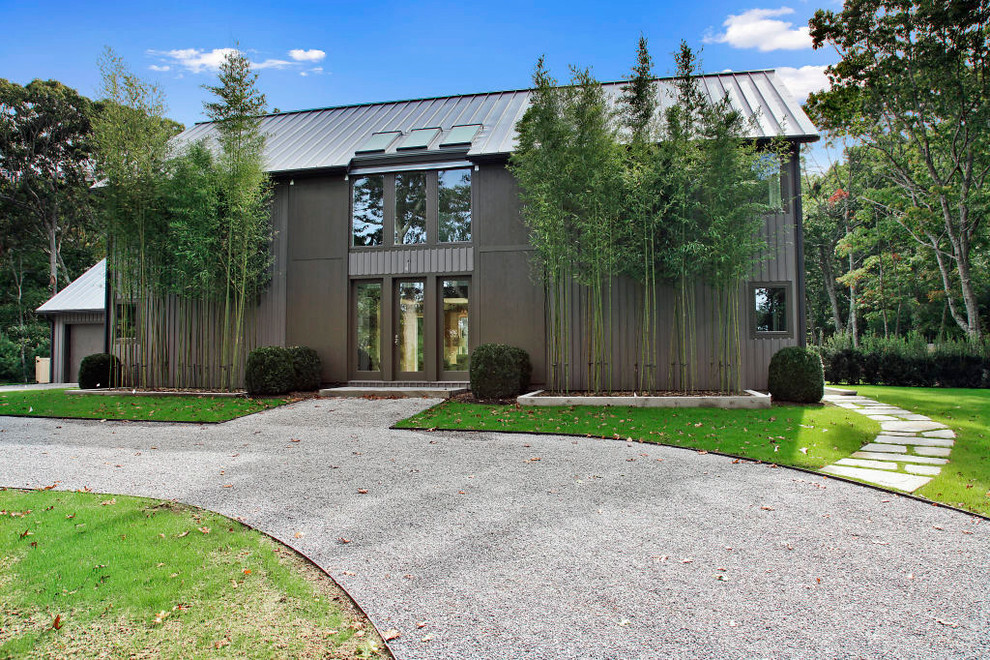 Imagen de fachada gris actual de tamaño medio de dos plantas con revestimiento de madera y tejado a dos aguas