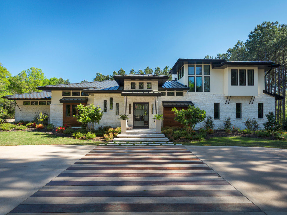 Zweistöckiges Modernes Einfamilienhaus mit Mix-Fassade, weißer Fassadenfarbe, Walmdach, Blechdach und grauem Dach in Little Rock