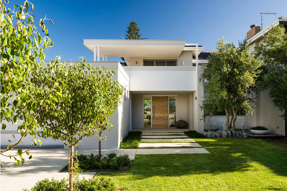 Diseño de fachada blanca moderna de dos plantas