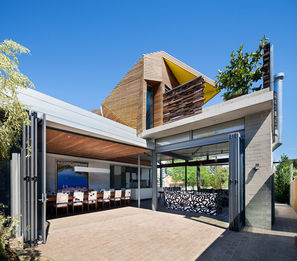 Ispirazione per la facciata di una casa contemporanea con rivestimento in legno