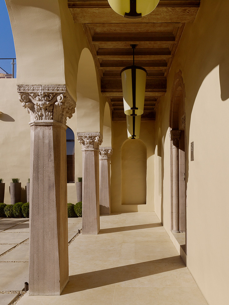 Esempio della facciata di una casa beige mediterranea