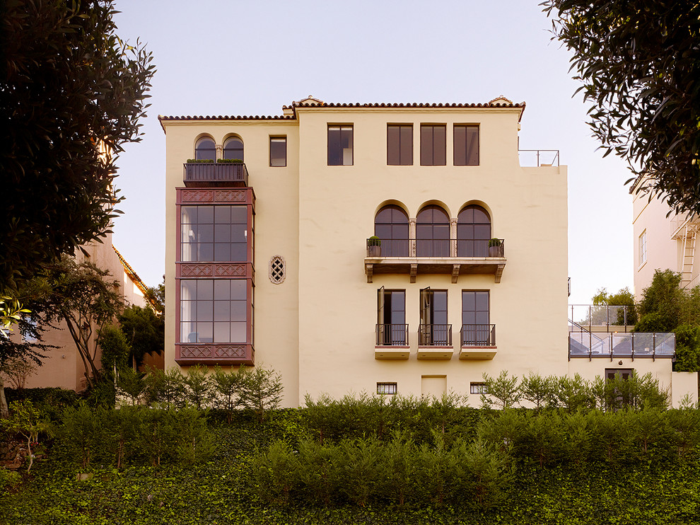 サンフランシスコにある地中海スタイルのおしゃれな三階建ての家の写真