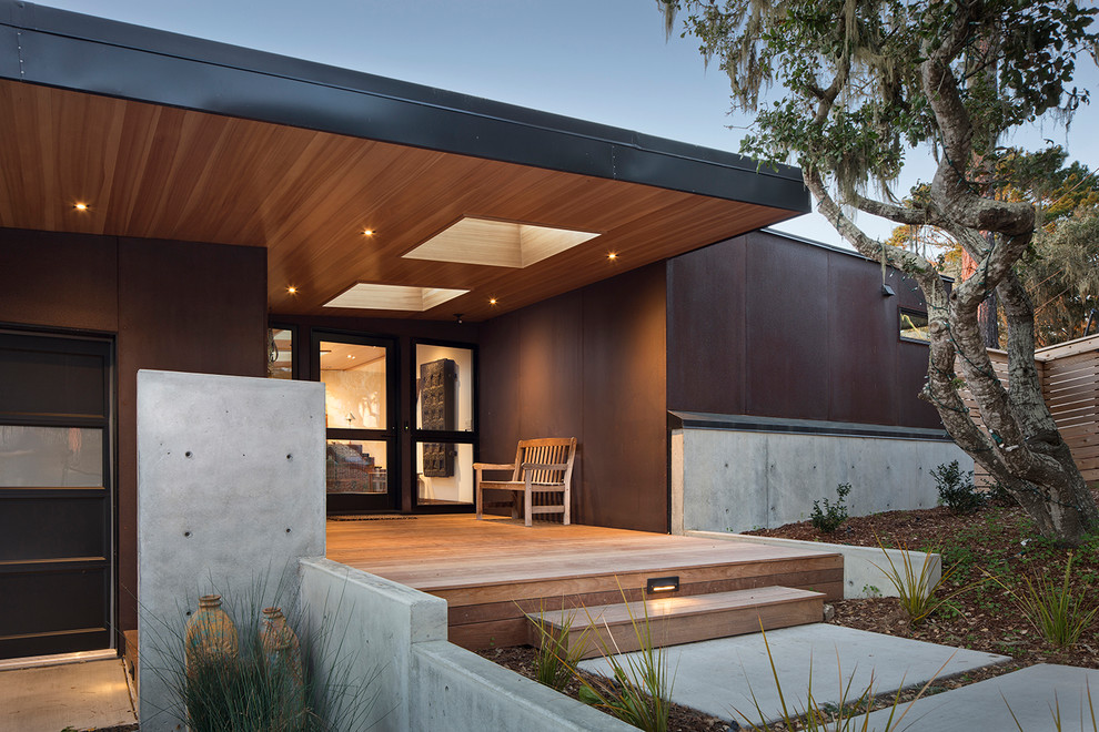 Idée de décoration pour une façade de maison minimaliste de taille moyenne et à un étage avec un revêtement mixte, un toit en appentis et un toit en métal.