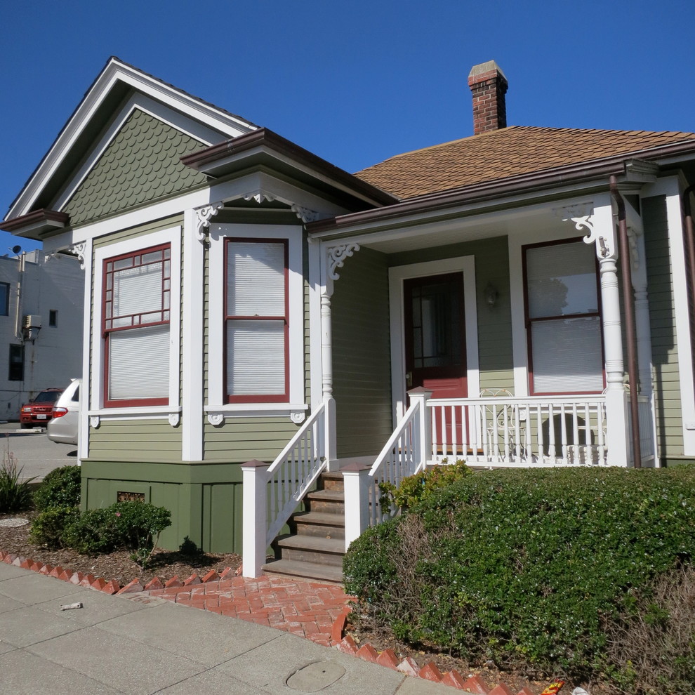 Mittelgroßes, Zweistöckiges Shabby-Chic Einfamilienhaus mit Faserzement-Fassade, grüner Fassadenfarbe, Satteldach und Schindeldach in San Francisco