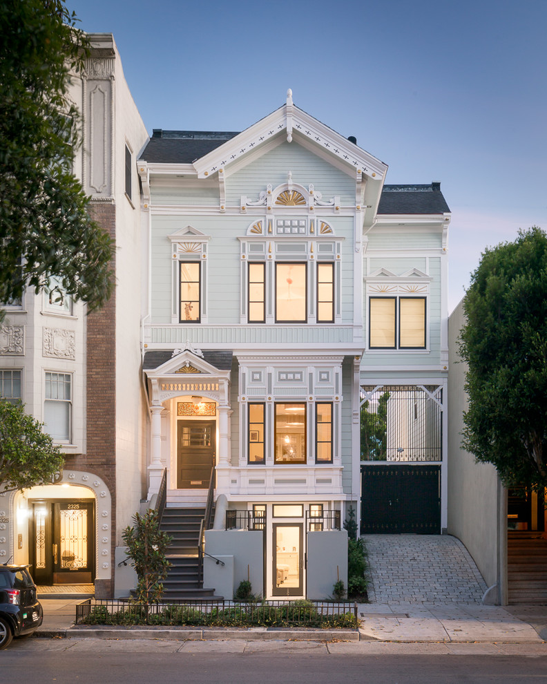 サンフランシスコにあるヴィクトリアン調のおしゃれな三階建ての家の写真