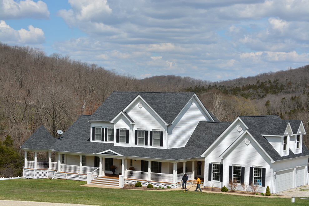 Modelo de fachada blanca de estilo de casa de campo grande de dos plantas con revestimiento de vinilo