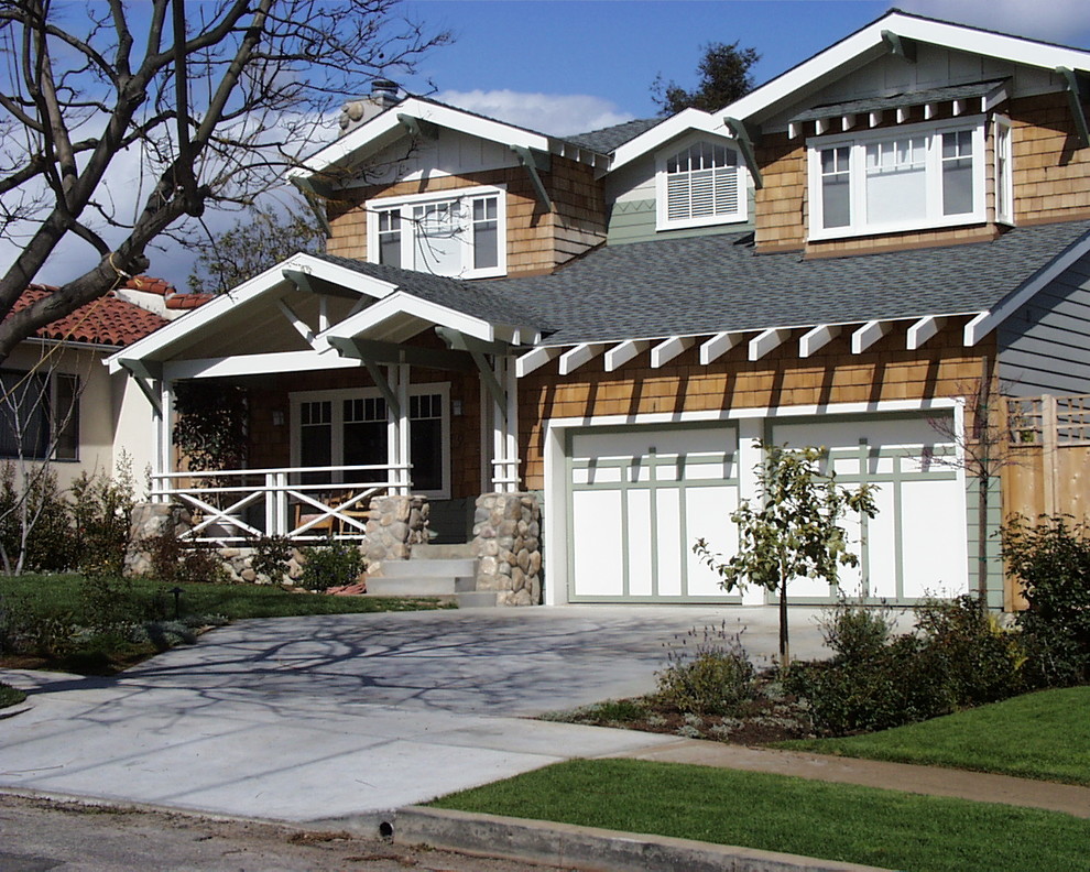 Mittelgroßes, Zweistöckiges Landhaus Einfamilienhaus mit Mix-Fassade, bunter Fassadenfarbe, Satteldach und Schindeldach in Los Angeles