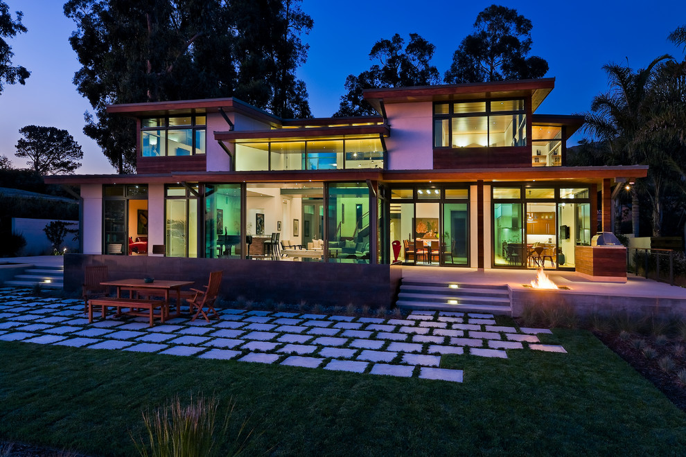 Großes, Zweistöckiges Modernes Einfamilienhaus mit Glasfassade, beiger Fassadenfarbe und Flachdach in Santa Barbara