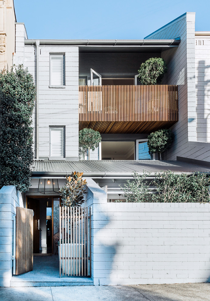 Ejemplo de fachada de casa pareada gris actual de tamaño medio de tres plantas con revestimientos combinados