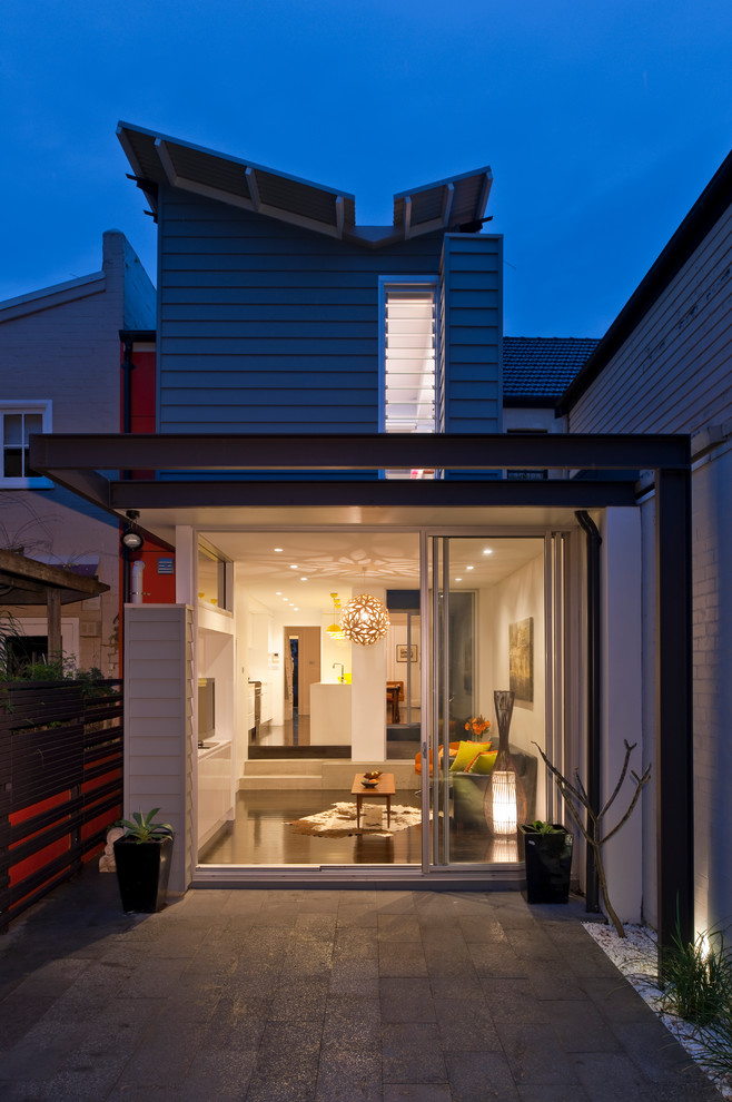 Idee per la facciata di una casa a schiera piccola grigia contemporanea a due piani con copertura in metallo o lamiera