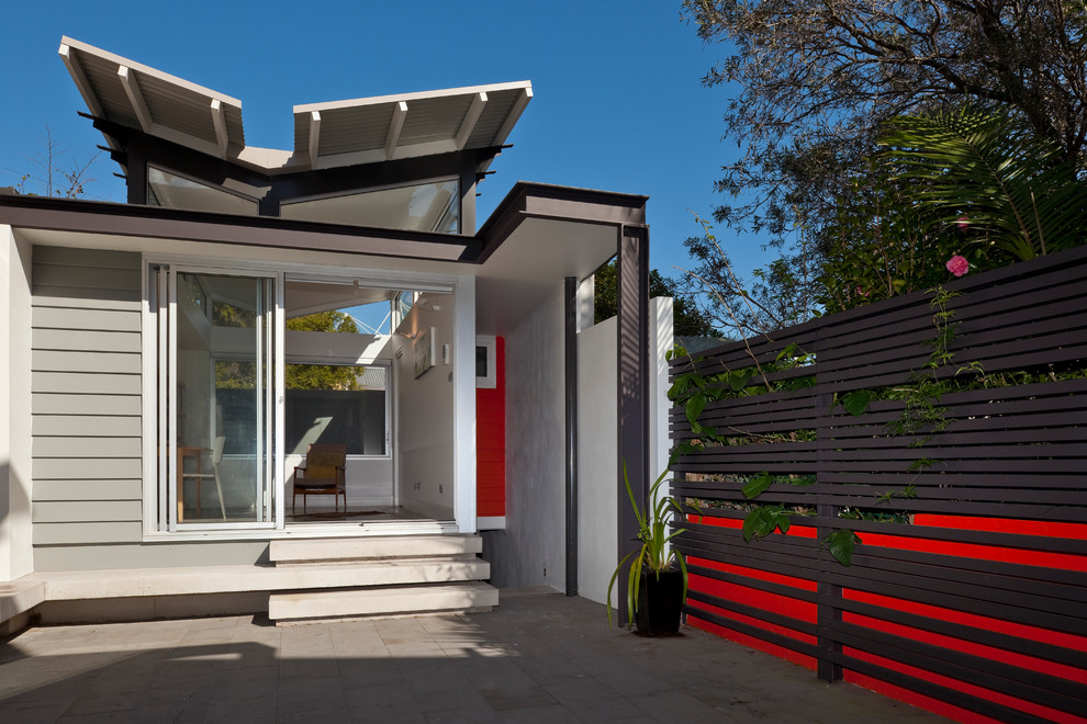 Diseño de fachada de casa pareada gris contemporánea pequeña de dos plantas con tejado de metal