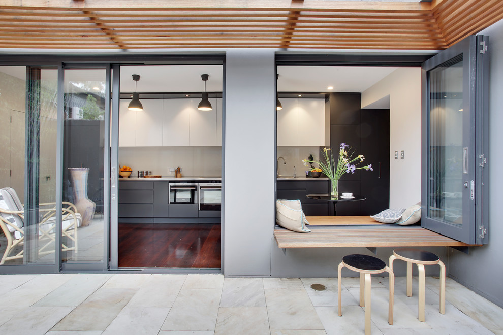 Идея дизайна: одноэтажный, серый частный загородный дом среднего размера в викторианском стиле с облицовкой из цементной штукатурки