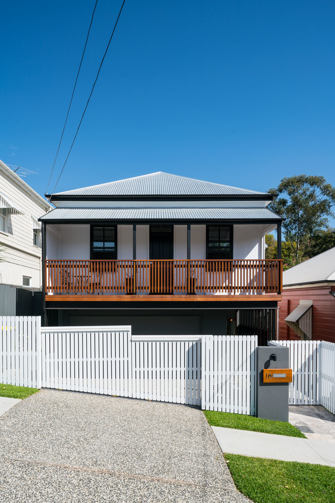 Zweistöckiges Modernes Einfamilienhaus mit Mix-Fassade, weißer Fassadenfarbe, Walmdach und Blechdach in Brisbane