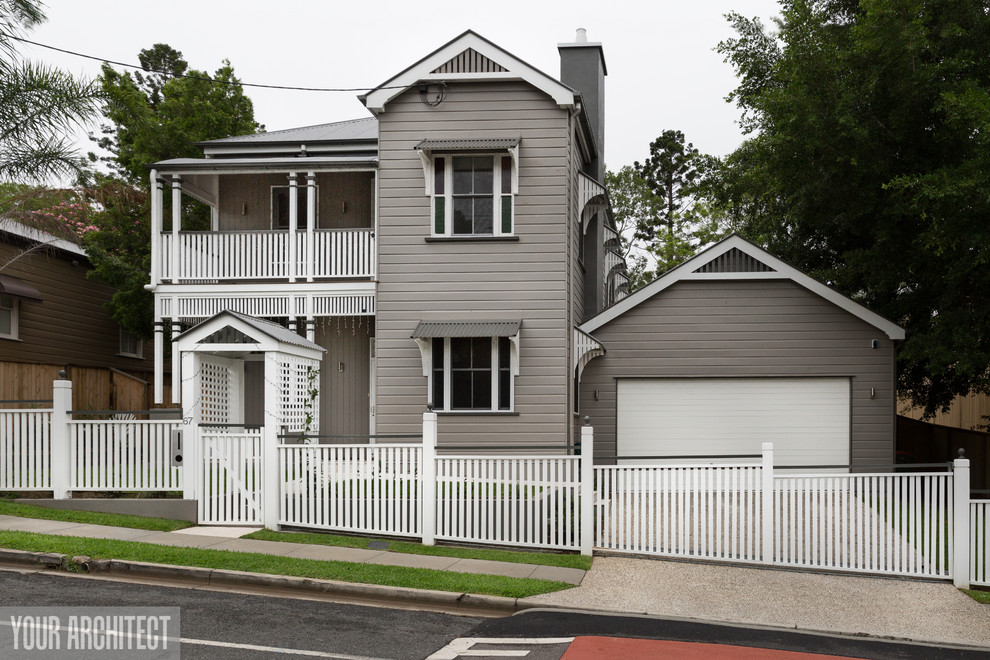 Cette photo montre une grande façade de maison grise chic en bois à un étage avec un toit à deux pans.