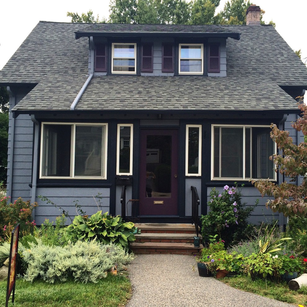 Esempio della facciata di una casa piccola blu american style a due piani con rivestimento in legno