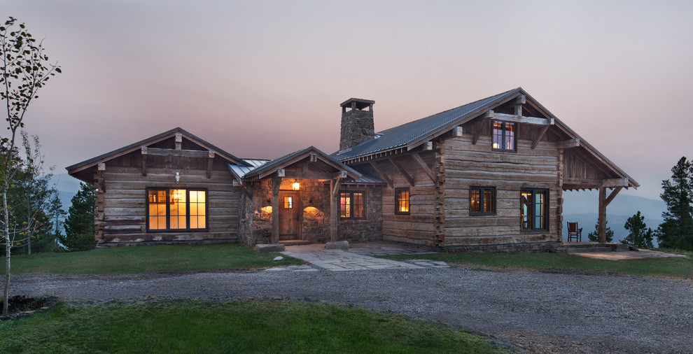 Diseño de fachada de casa marrón rural de dos plantas con revestimiento de madera, tejado a dos aguas y tejado de metal