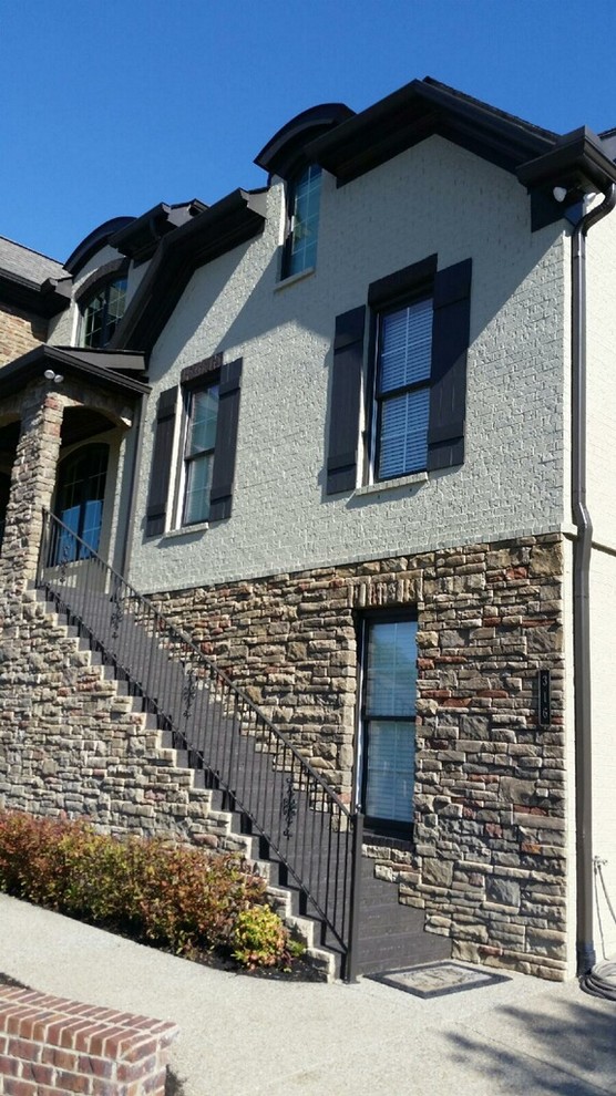 Foto de fachada gris clásica renovada con revestimiento de ladrillo