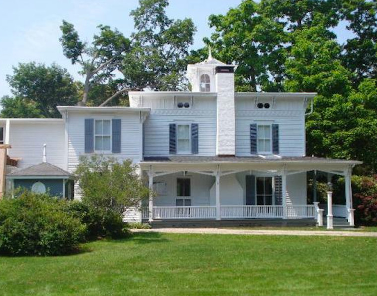 Cette photo montre une façade de maison blanche craftsman en bois de taille moyenne et à un étage.