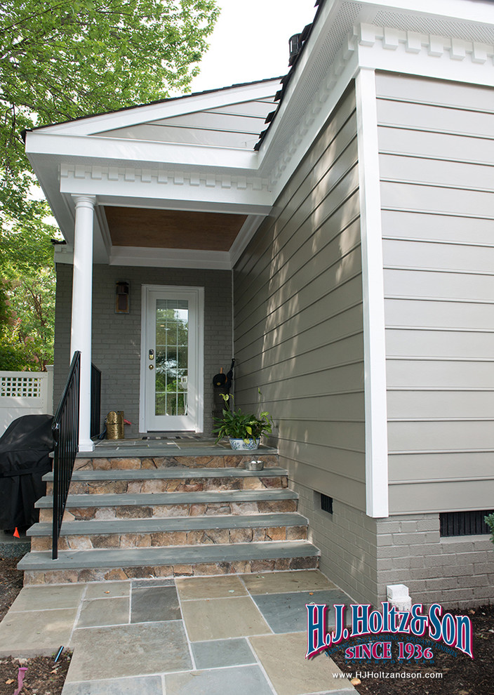 Inspiration for a medium sized and gey classic bungalow house exterior in Richmond with wood cladding.