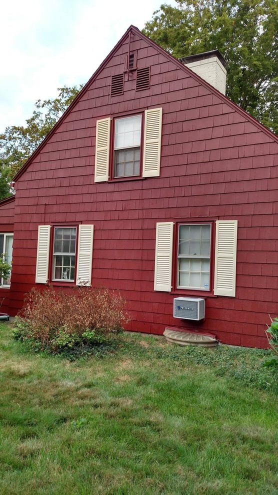 Exemple d'une façade de maison rouge chic en bois de taille moyenne et à un étage avec un toit à deux pans et un toit en shingle.