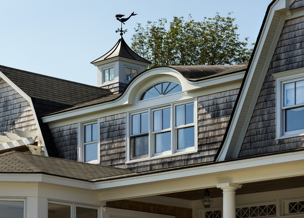 Imagen de fachada de casa gris marinera de tamaño medio de dos plantas con revestimiento de madera, tejado a doble faldón y tejado de teja de madera