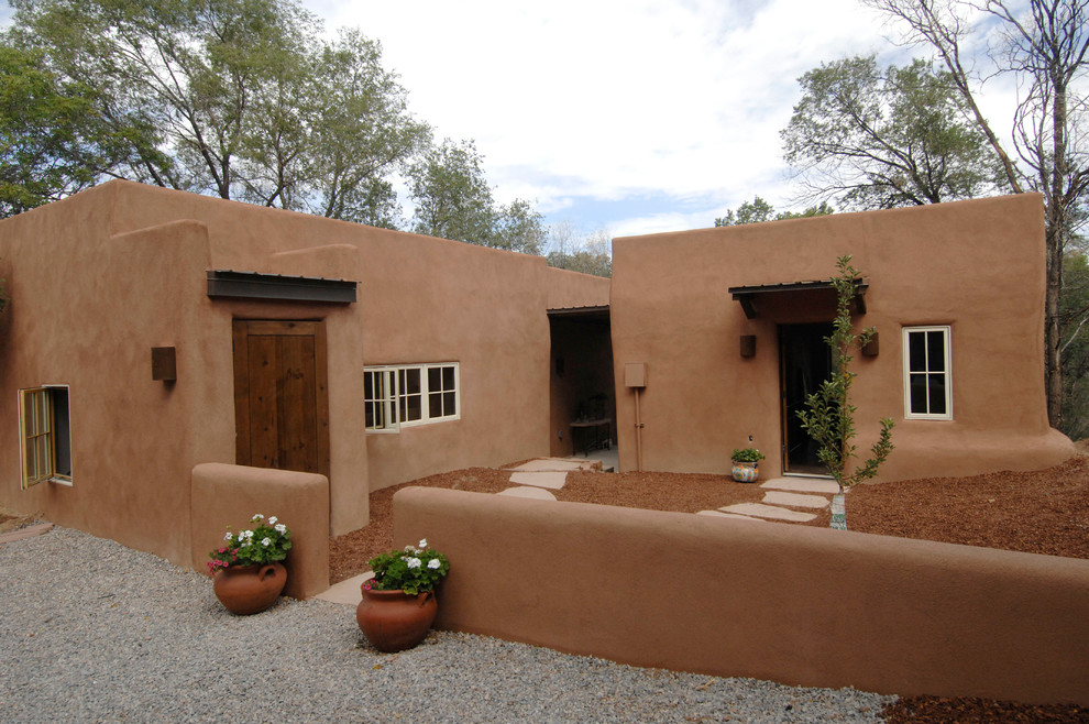 Mediterranes Haus mit Lehmfassade und Flachdach in Albuquerque