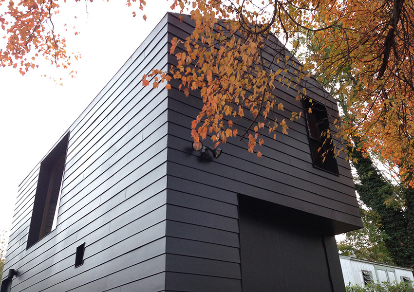 Kleines, Zweistöckiges Modernes Einfamilienhaus mit Faserzement-Fassade, blauer Fassadenfarbe, Satteldach und Schindeldach in Seattle