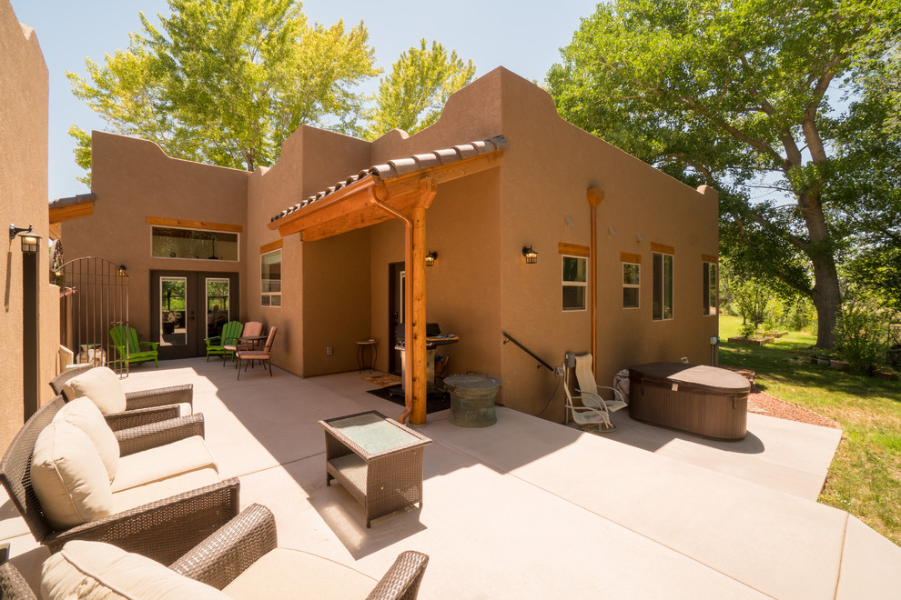 Diseño de fachada de casa beige de estilo americano de tamaño medio de dos plantas con revestimiento de estuco, tejado plano y tejado de teja de barro