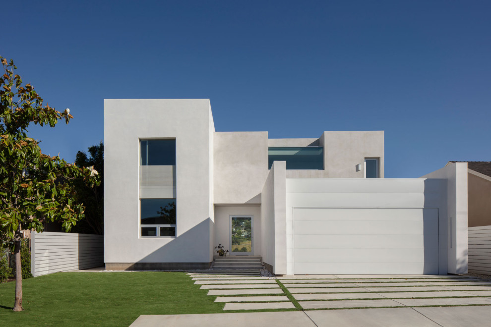 Foto de fachada de casa blanca moderna de tamaño medio de dos plantas con revestimiento de estuco, tejado plano y techo verde