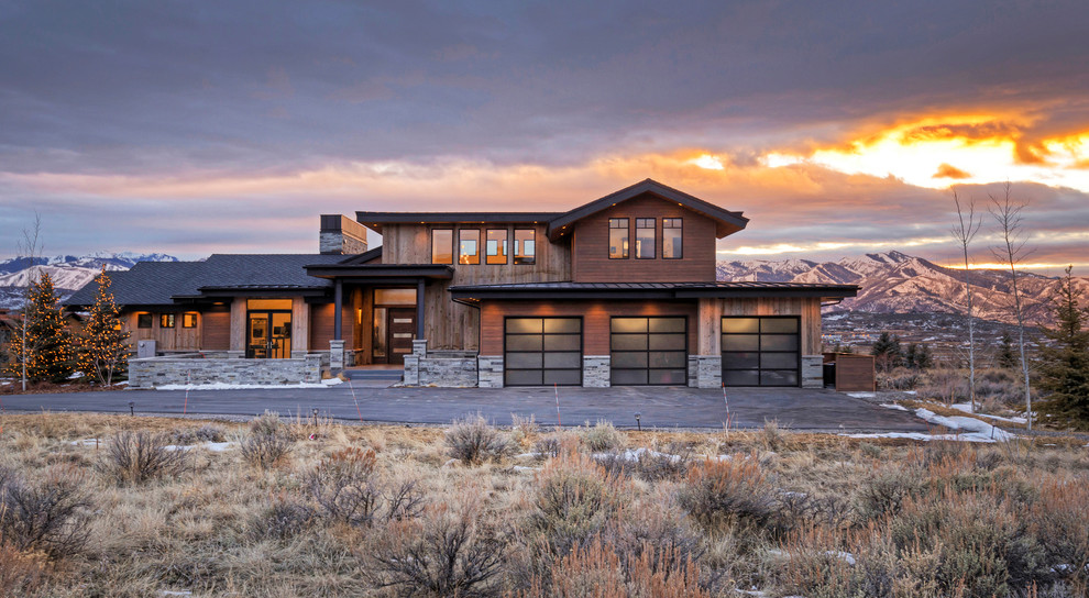 Zweistöckiges Rustikales Haus mit brauner Fassadenfarbe, Satteldach und Schindeldach in Salt Lake City