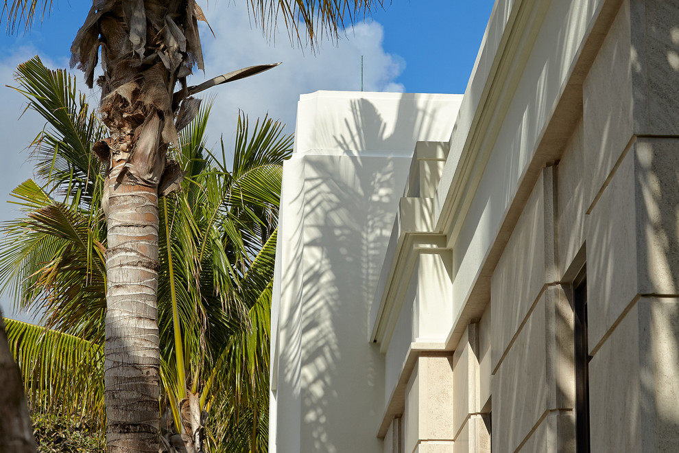 Esempio della villa beige contemporanea a due piani con tetto a padiglione, rivestimenti misti e copertura a scandole