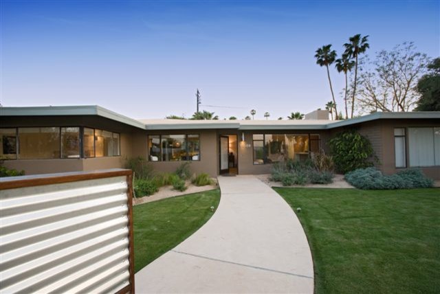 Стильный дизайн: одноэтажный, кирпичный, коричневый дом среднего размера в современном стиле - последний тренд