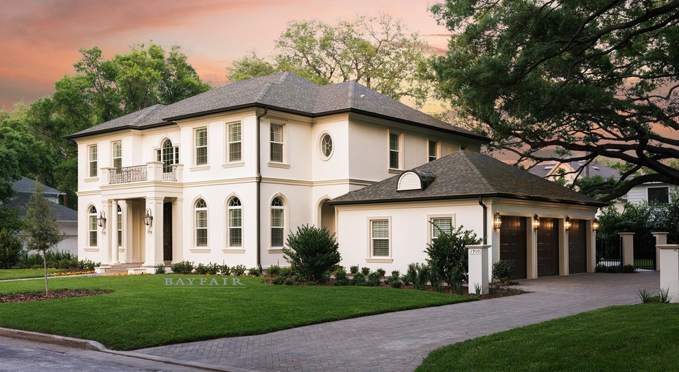 Idee per la villa grande beige classica a due piani con tetto a padiglione, rivestimento in stucco e copertura a scandole
