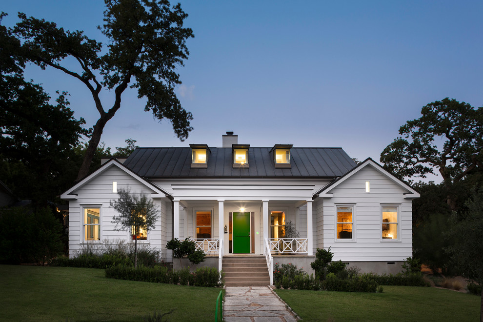 Landhausstil Haus mit Betonfassade in Austin