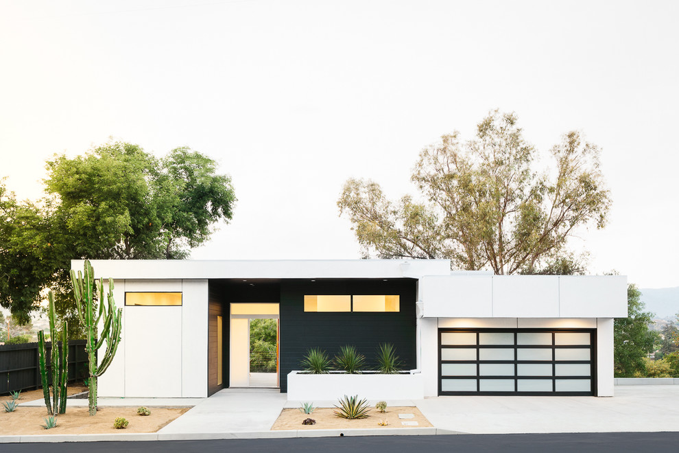 Einstöckiges Modernes Haus mit Flachdach und weißer Fassadenfarbe in Los Angeles