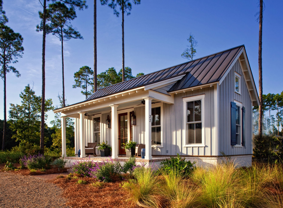 Пример оригинального дизайна: маленький, одноэтажный, серый дом в стиле кантри с облицовкой из ЦСП для на участке и в саду