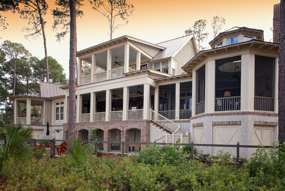 Esempio della facciata di una casa ampia beige stile marinaro a tre piani con rivestimento in legno