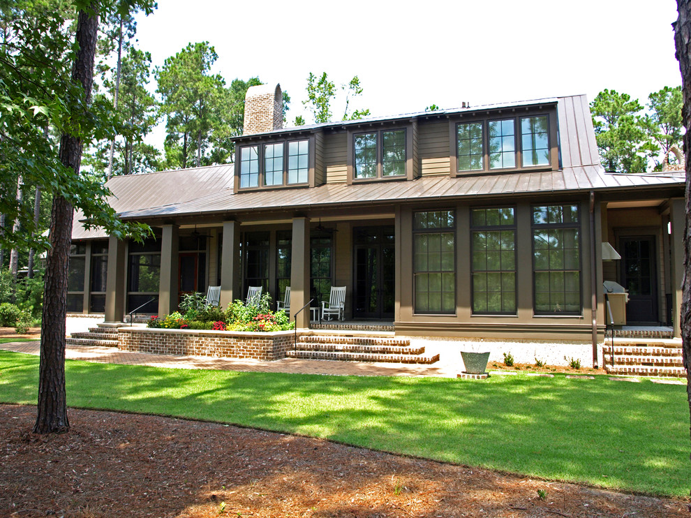Cette photo montre une façade de maison marron chic à un étage et de taille moyenne avec un revêtement mixte et un toit à quatre pans.